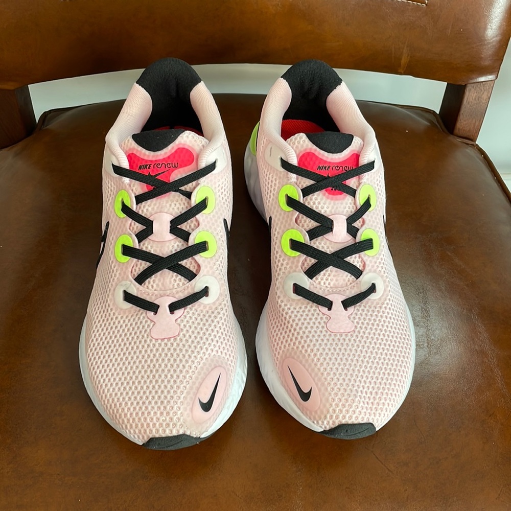 Nike Women's 8.5 Renew Shoe (QU017)